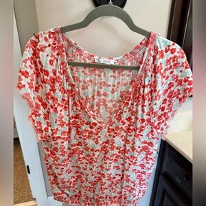 Carve Floral V-Neck Short Sleeve Top in Coral/White